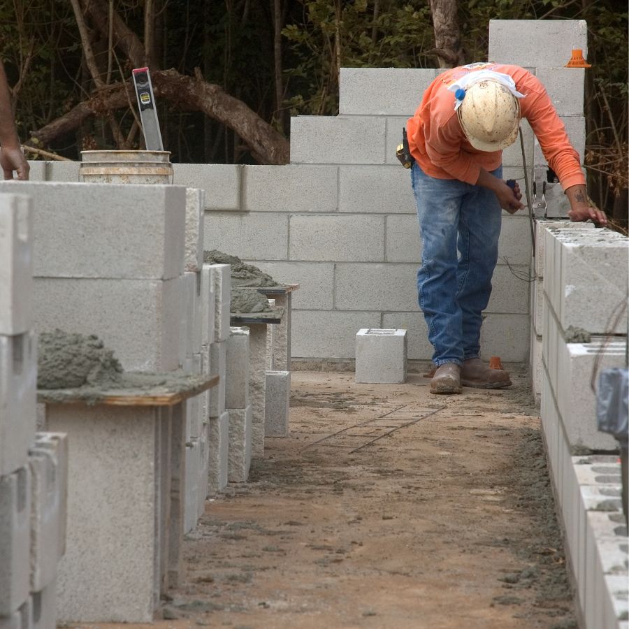 Maçon au travail à lorette construction de mur d'une maison